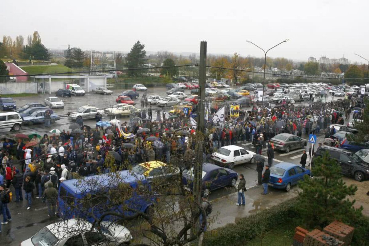 GALERIE FOTO Octombrie negru: luna în care ne părăsesc geniile » 11 ani de la moartea lui Dobrin! 20 de imagini răvășitoare: Balaci, Păunescu, Ștefan Iordache, Dinică, Nae Manea la căpătâiul "Gâscanului"