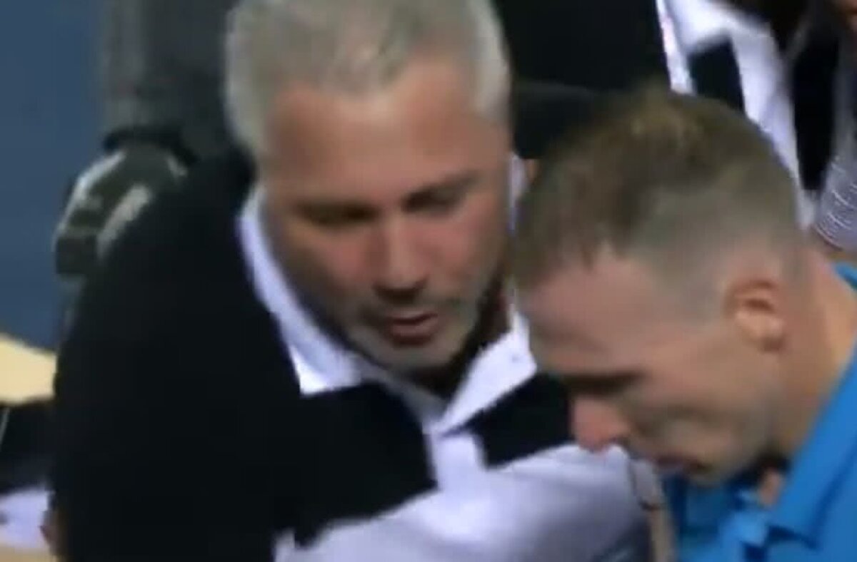 FOTO + VIDEO Imagini incredibile din Arabia Saudită: Șumudică a făcut circ cu arbitrul, apoi i s-a făcut rău! » Prima reacție: "Țin o dietă, am avut o cădere de calciu și de glicemie"