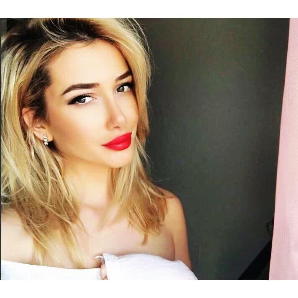 GALERIE FOTO Un fotbalist de la Astra se laudă cu una dintre cele mai frumoase femei din România! Imaginile de pe Facebook spun totul 