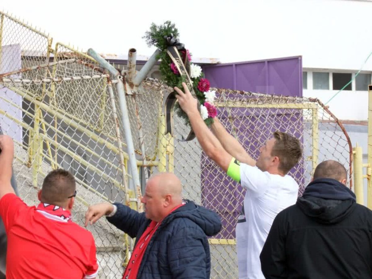 GALERIE FOTO Imagini emoționante de la Poli - UTA! Fanii și jucătorii au adus un ultim omagiu fanilor arădeni decedați