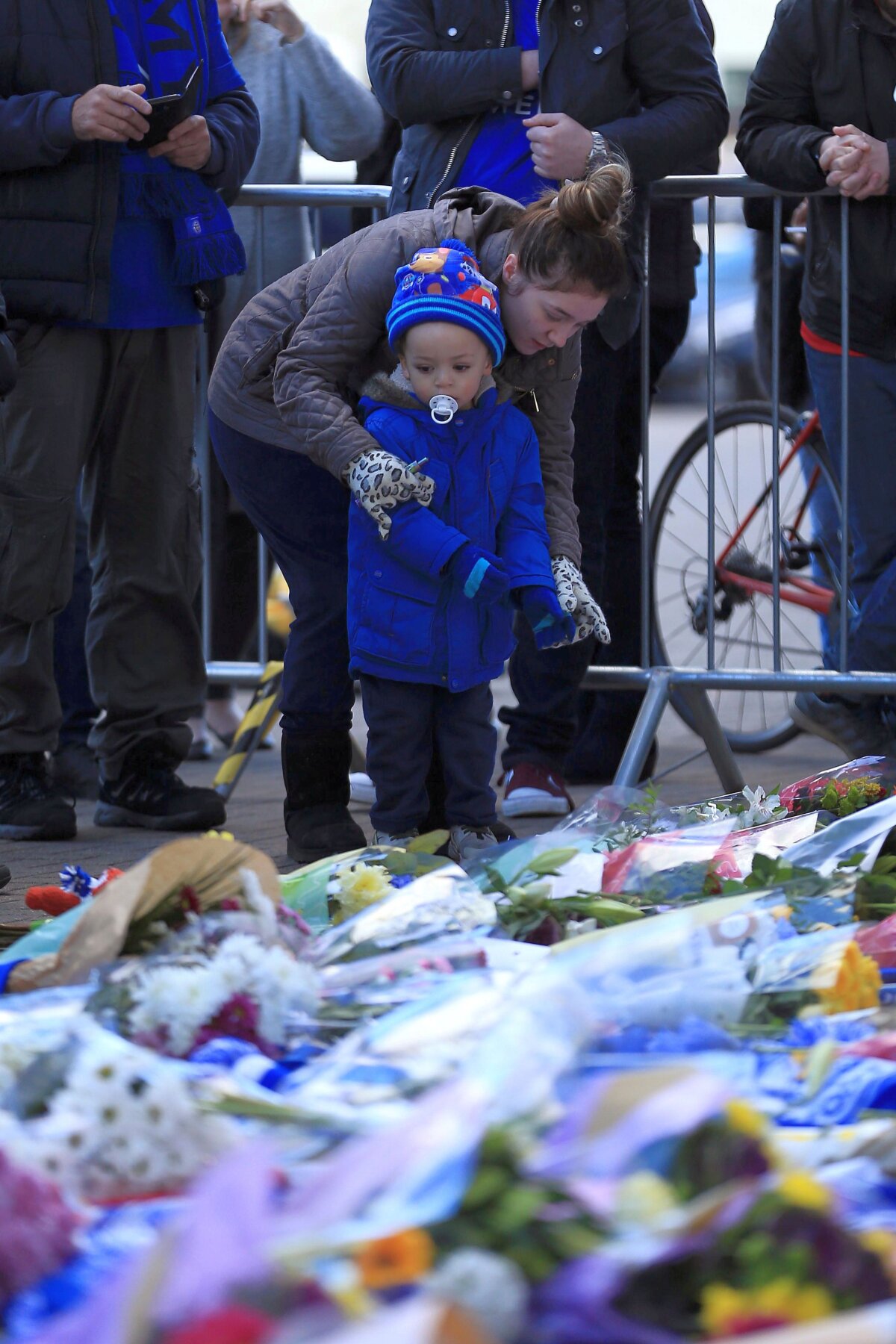 UPDATE // VIDEO+FOTO ȘOCANT! Tragedie la Leicester: patronul clubului și alte 4 persoane au murit  » Imagini impresionante cu pelerinajul de la stadion