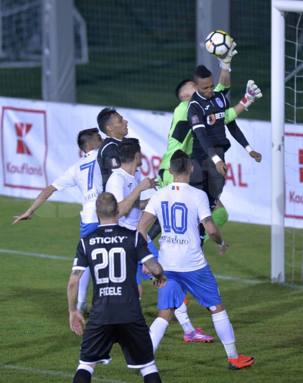 CUPA ROMÂNIEI //  VIDEO+FOTO Dinamo și FCSB joacă azi în ultimele meciuri din optimile Cupei României » Toate echipele calificate în sferturi