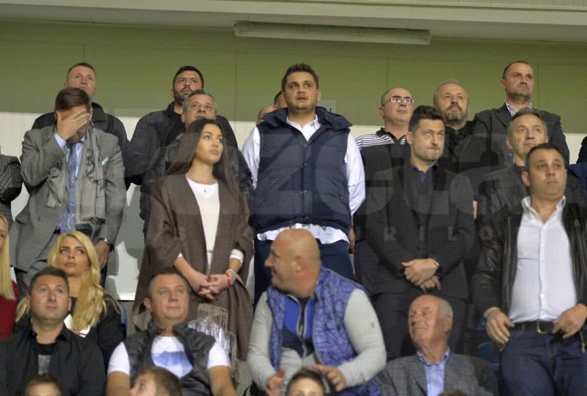 GALERIE FOTO Fiul lui Liviu Dragnea, în tribună la Turris Turnu Măgurele - CSU Craiova » A venit cu soția și a stat lângă Rădoi și unul dintre apropiații lui Burleanu