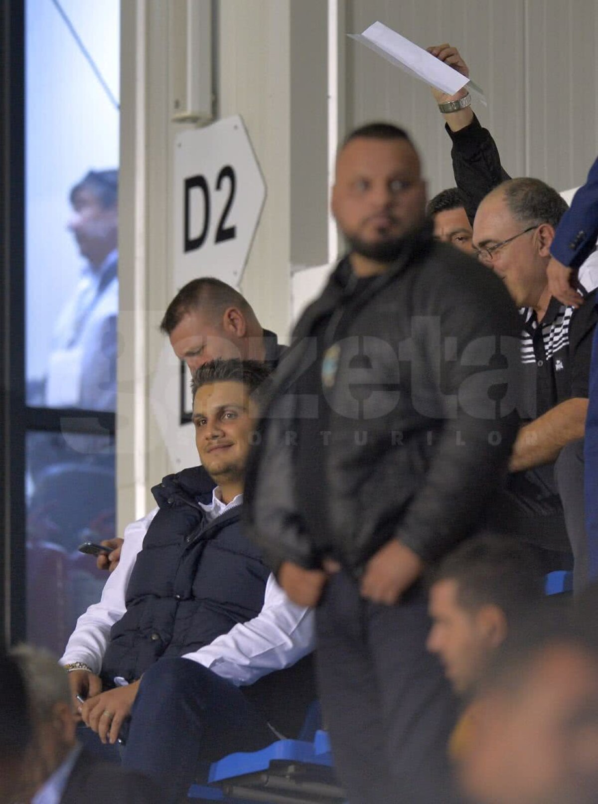 GALERIE FOTO Fiul lui Liviu Dragnea, în tribună la Turris Turnu Măgurele - CSU Craiova » A venit cu soția și a stat lângă Rădoi și unul dintre apropiații lui Burleanu