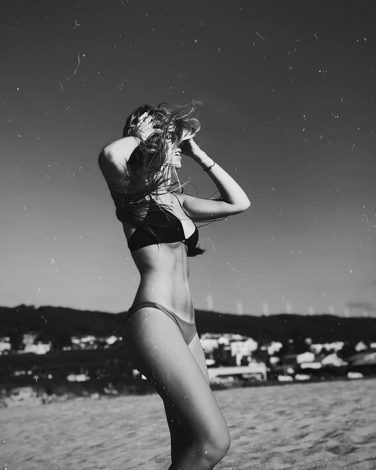 FOTO Fata lui Figo e model! Daniela își arată formele sexy în pictoriale incendiare