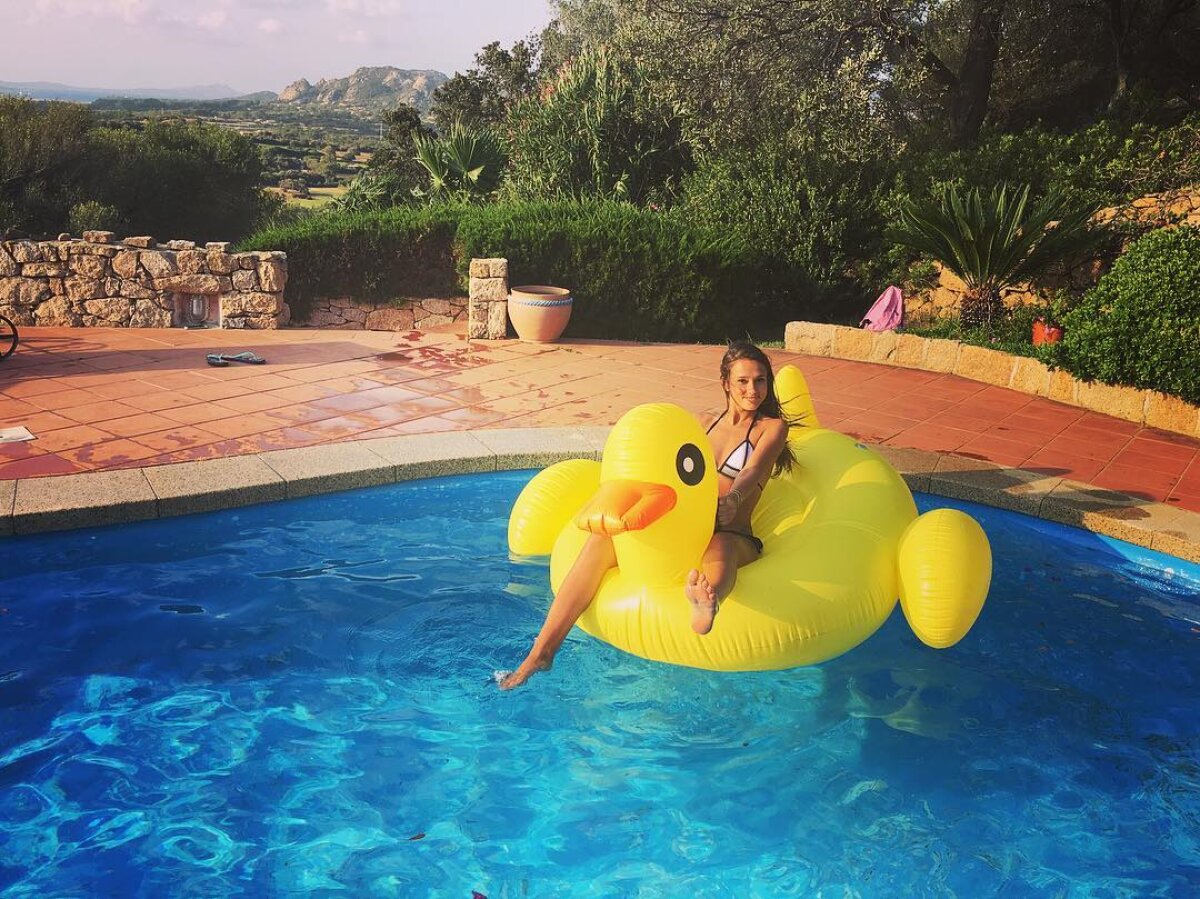 GALERIE FOTO Imagini provocatoare! O moldoveancă se iubește cu un star de la Inter Milano