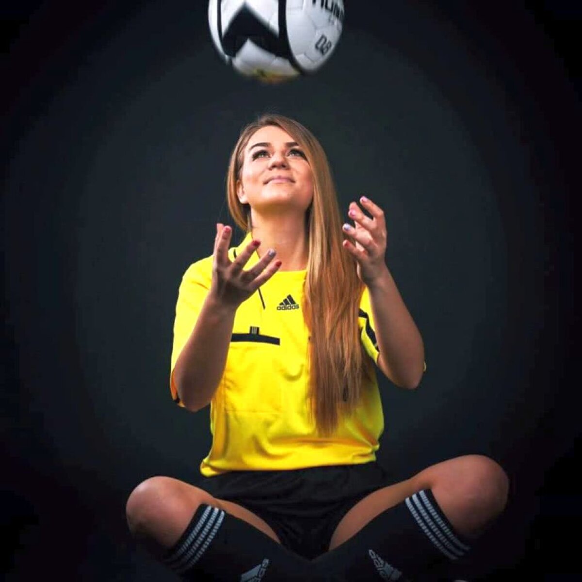 GALERIE FOTO O româncă de 23 de ani visează să ajungă arbitru FIFA pe listele Franței!