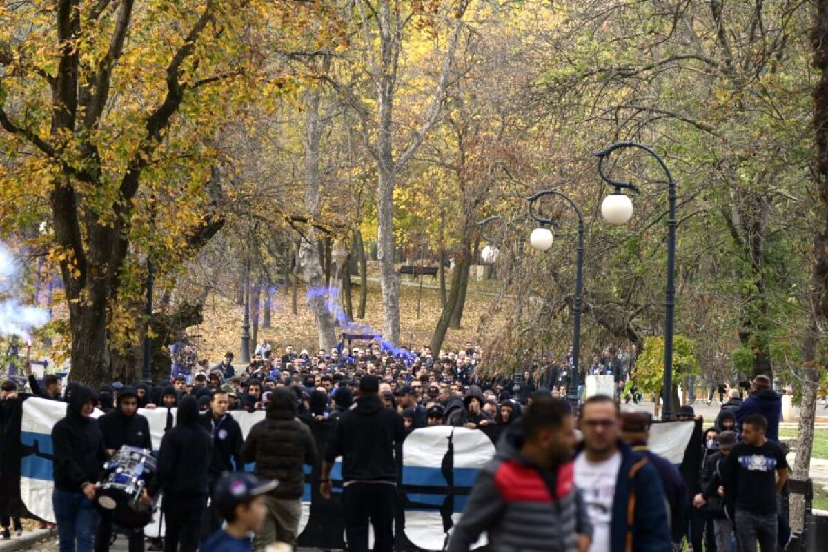 VIDEO+FOTO Suporterii FC U Craiova au ajuns la stadion pentru duelul cu CSU! Schimb de replici între Mititelu și fanii rivalei din oraș