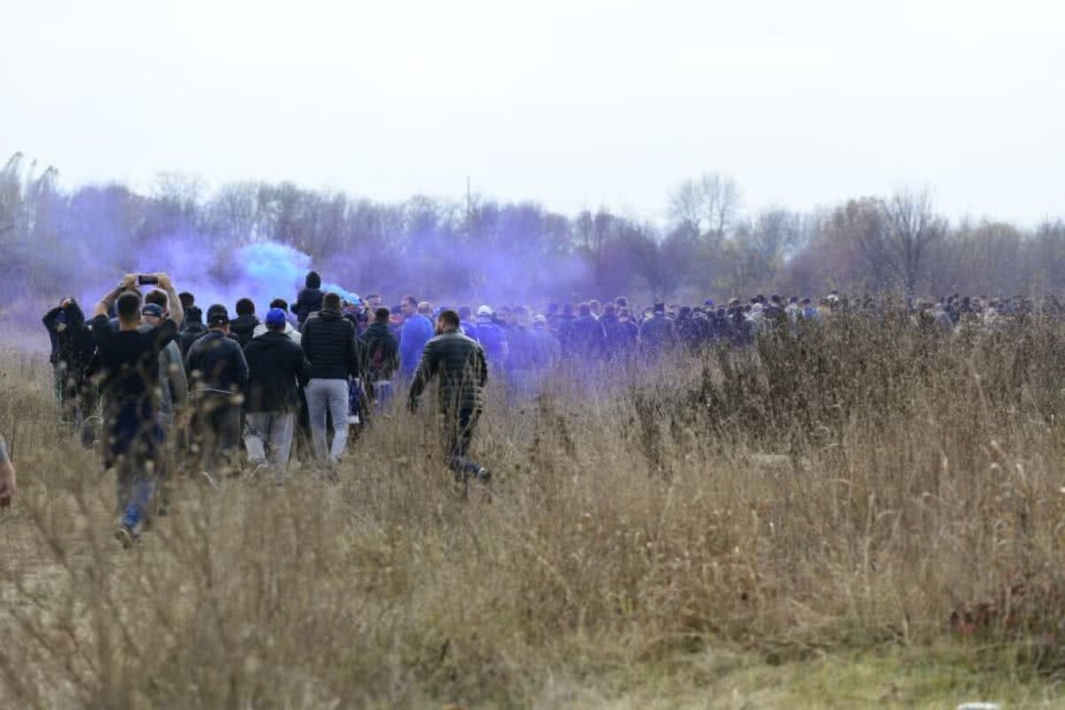 VIDEO+FOTO Suporterii FC U Craiova au ajuns la stadion pentru duelul cu CSU! Schimb de replici între Mititelu și fanii rivalei din oraș
