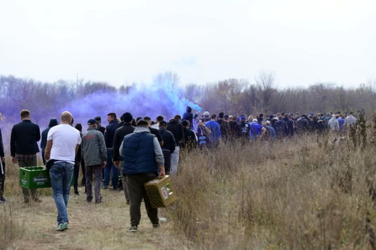 VIDEO+FOTO Suporterii FC U Craiova au ajuns la stadion pentru duelul cu CSU! Schimb de replici între Mititelu și fanii rivalei din oraș