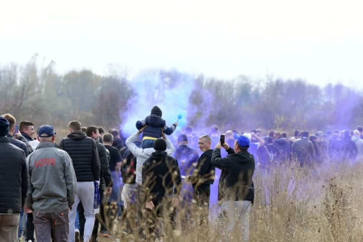 VIDEO+FOTO Suporterii FC U Craiova au ajuns la stadion pentru duelul cu CSU! Schimb de replici între Mititelu și fanii rivalei din oraș