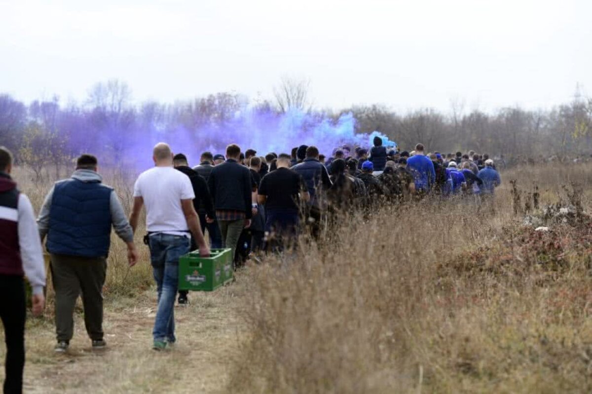 VIDEO+FOTO Suporterii FC U Craiova au ajuns la stadion pentru duelul cu CSU! Schimb de replici între Mititelu și fanii rivalei din oraș