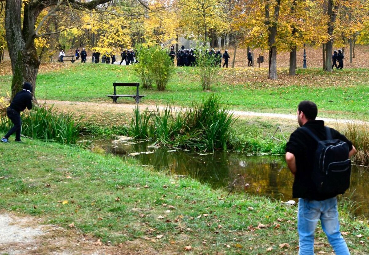 GALERIE FOTO Scandal și la finalul meciului dintre CSU și FC U! Suporterii au aruncat cu pietre în Jandarmerie