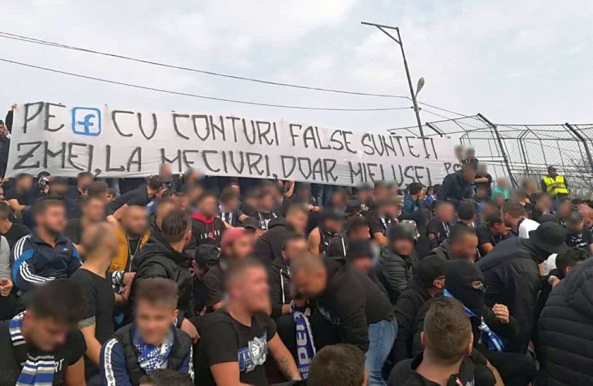 GALERIE FOTO Galeriile lui CS U și FC U Craiova s-au întrecut în ironii la derby-ul de azi: "A dat ultrășia-n voi, susțineți și Clona 2" vs "Avem în față 300 de mititei"