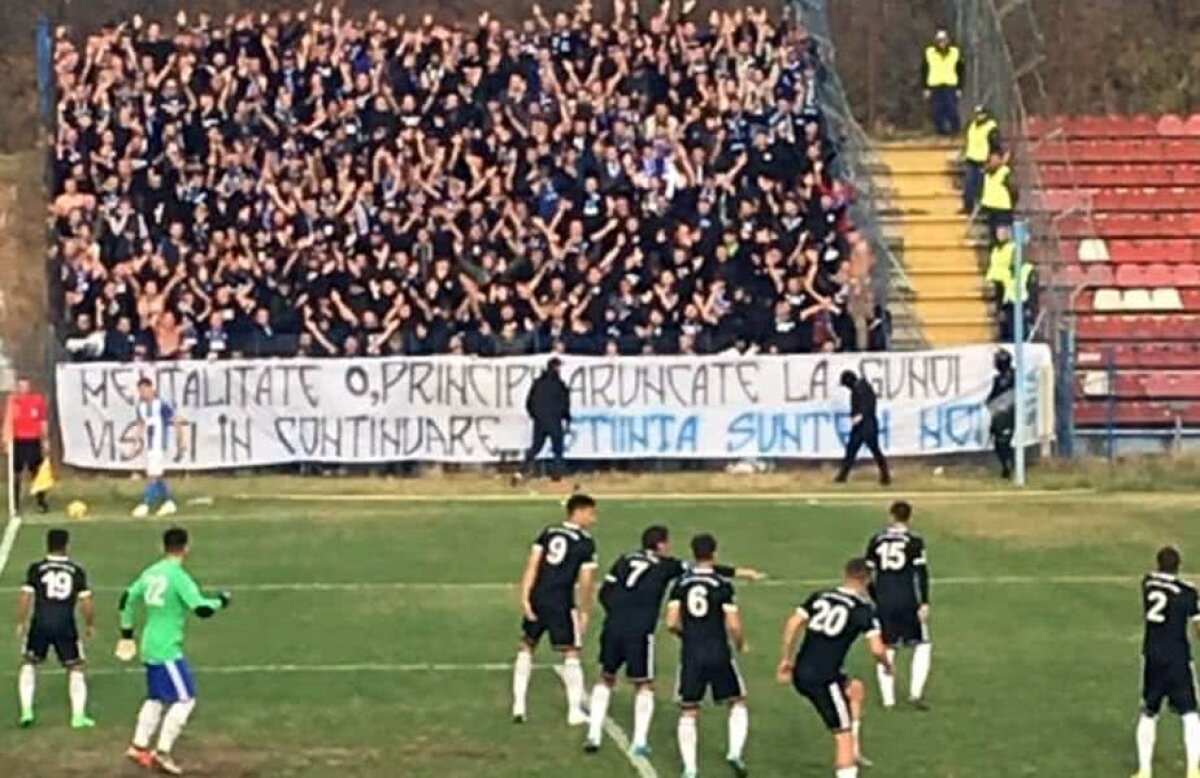 GALERIE FOTO Galeriile lui CS U și FC U Craiova s-au întrecut în ironii la derby-ul de azi: "A dat ultrășia-n voi, susțineți și Clona 2" vs "Avem în față 300 de mititei"