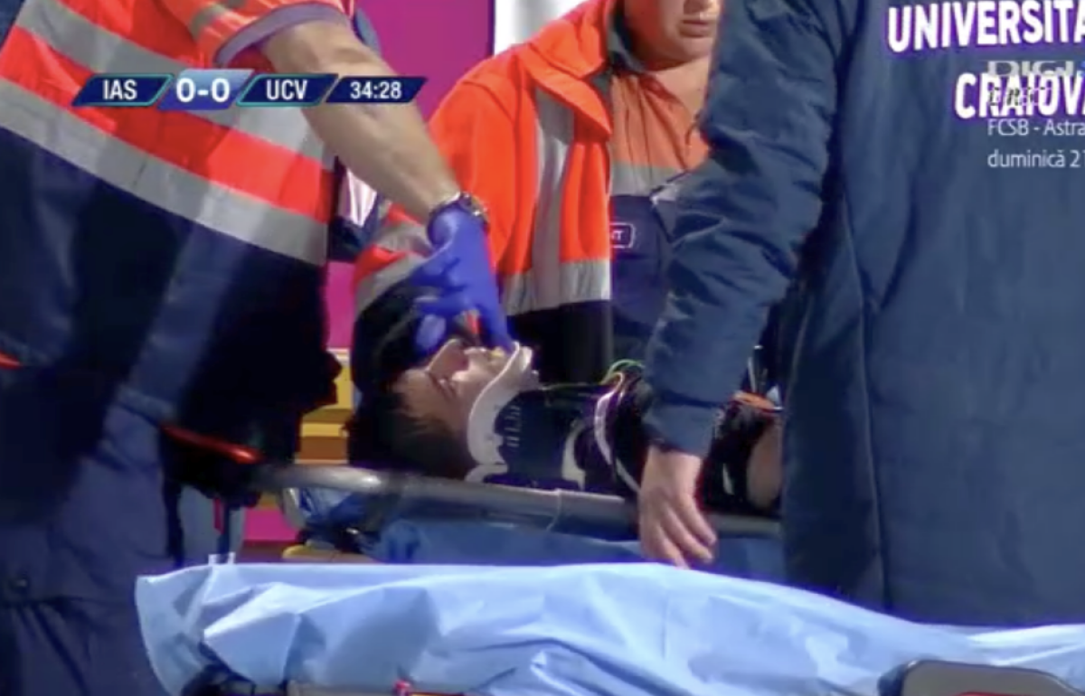 GALERIE FOTO + VIDEO Accidentare cutremurătoare în Poli Iași - Craiova: Valentin Mihăilă, INCOȘTIENT după o lovitură brutală, în gât, a lui Laurențiu Rus