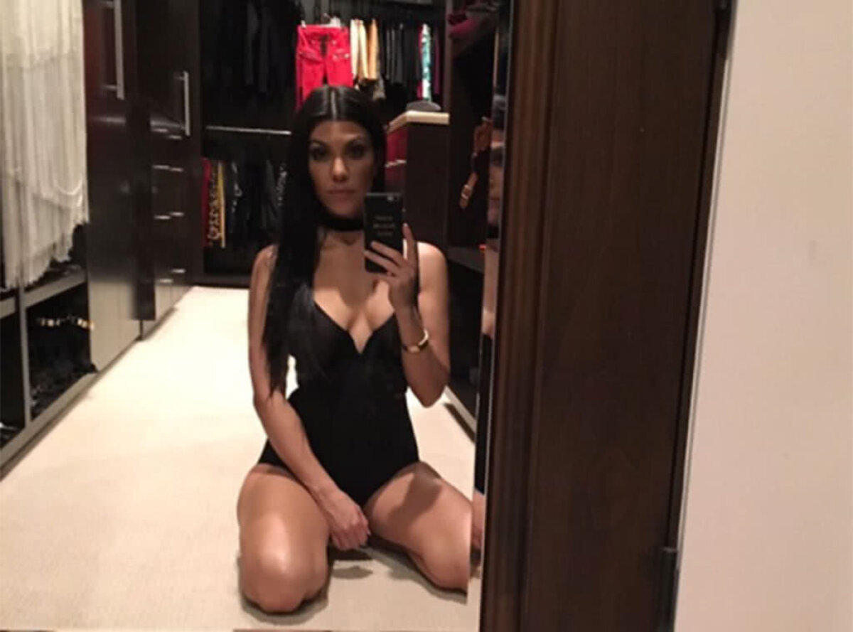 FOTO Kourtney Kardashian a pozat SUPER HOT, dar fanii ei au observat un alt detaliu de fundal care a devenit VIRAL