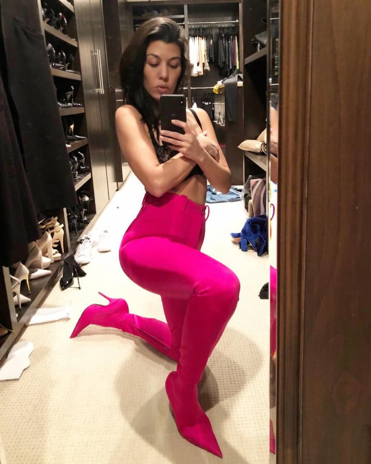FOTO Kourtney Kardashian a pozat SUPER HOT, dar fanii ei au observat un alt detaliu de fundal care a devenit VIRAL