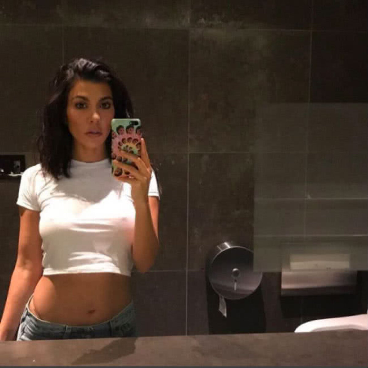 FOTO Kourtney Kardashian a pozat SUPER HOT, dar fanii ei au observat un alt detaliu de fundal care a devenit VIRAL