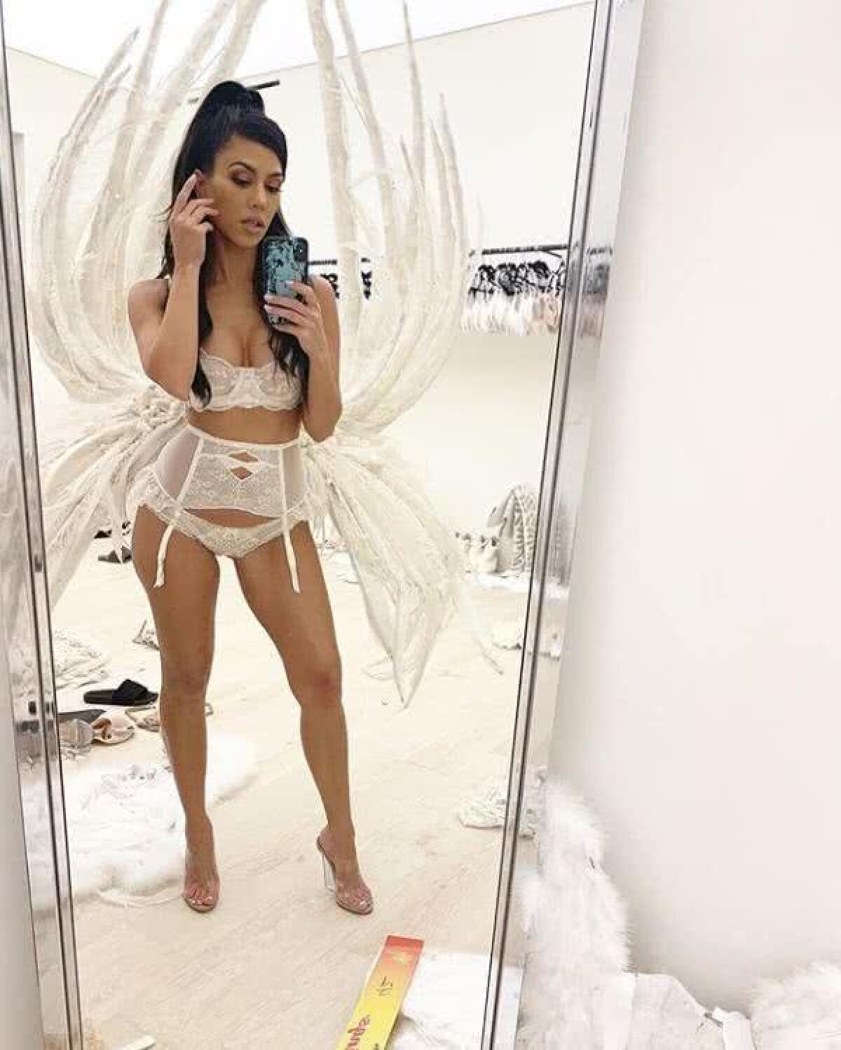 FOTO Kourtney Kardashian a pozat SUPER HOT, dar fanii ei au observat un alt detaliu de fundal care a devenit VIRAL