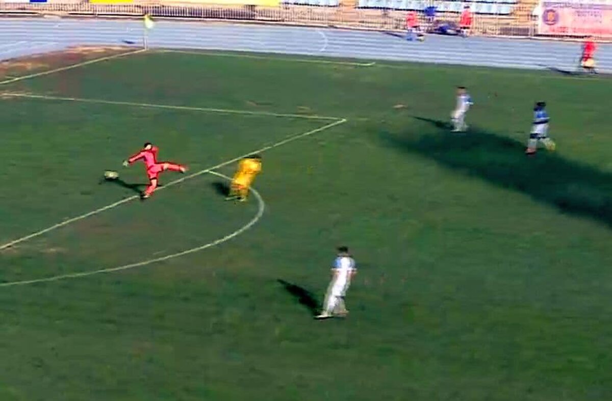 VIDEO + FOTO Fază de cascadorii râsului în Liga 2 » Portarul Farului a gafat incredibil