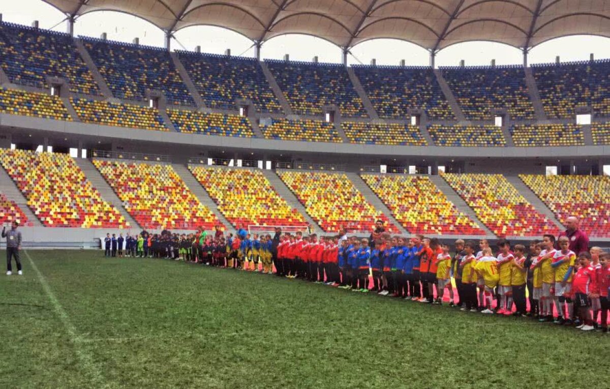 FOTO Wembley-ul nostru :) FCSB - Astra se va disputa pe un gazon imposibil: vreme de 4 zile, mii de copii au călcat iarba și așa proastă