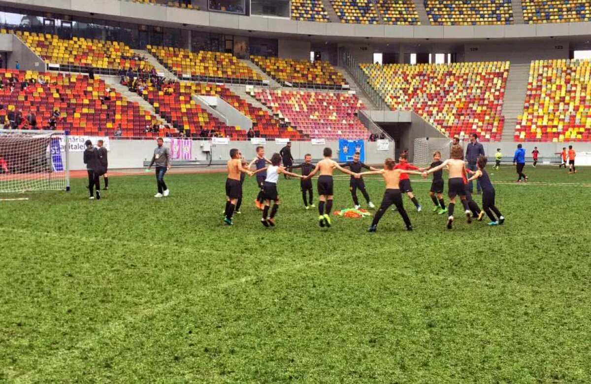 FOTO Wembley-ul nostru :) FCSB - Astra se va disputa pe un gazon imposibil: vreme de 4 zile, mii de copii au călcat iarba și așa proastă