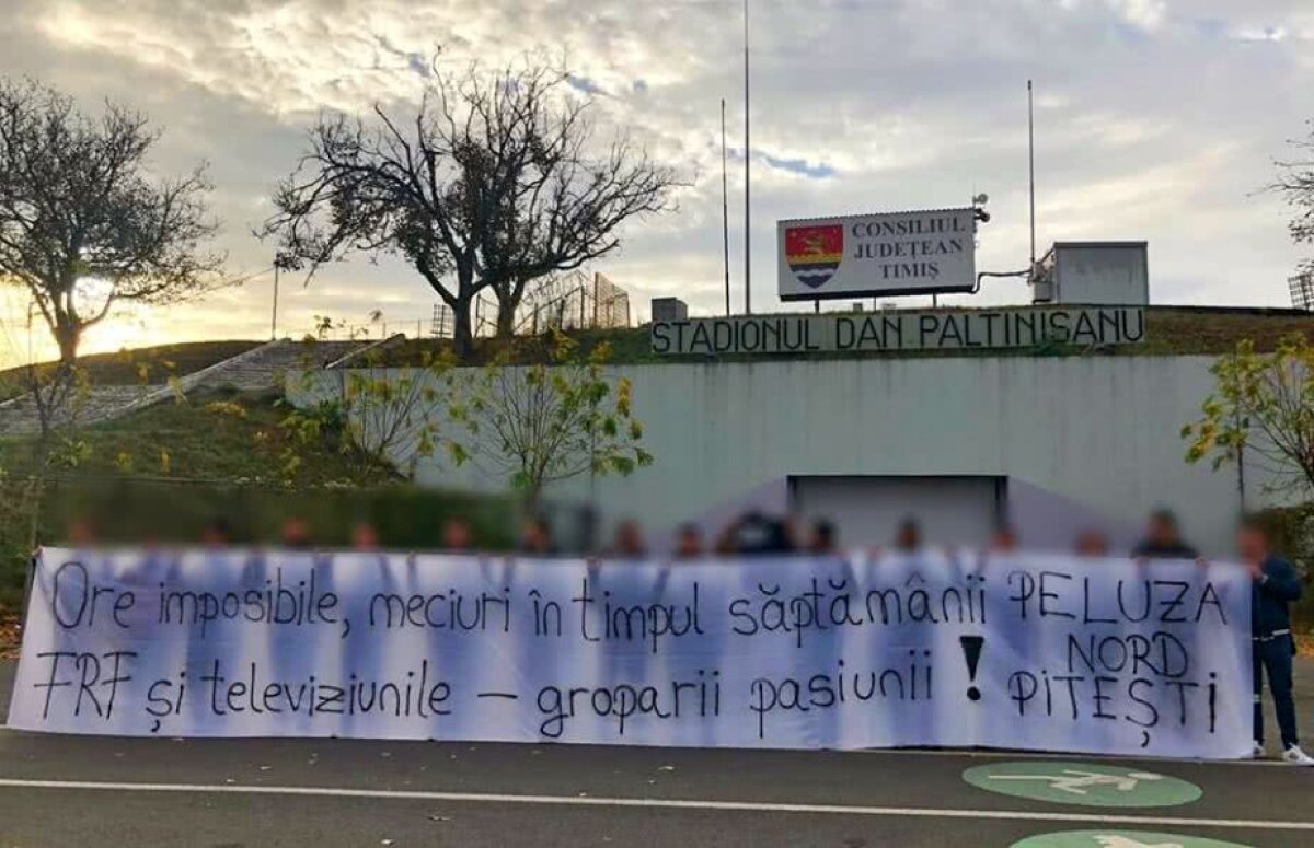 FOTO Protest inedit în Liga a 2-a: "FRF și televiziunile - groparii pasiunii!"