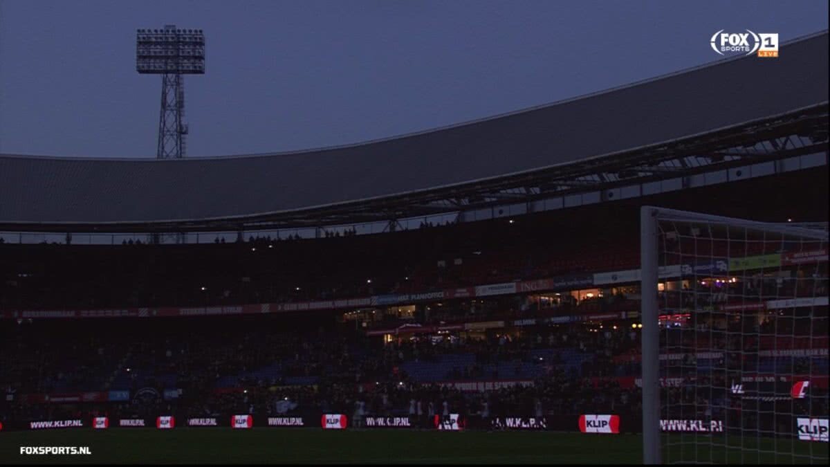 VIDEO+FOTO Se întâmplă și în Olanda :) » Nocturna a picat la Feyenoord și Venlo, iar meciul a fost abandonat! Ce spune regulamentul și ce s-ar fi întâmplat în Liga 1