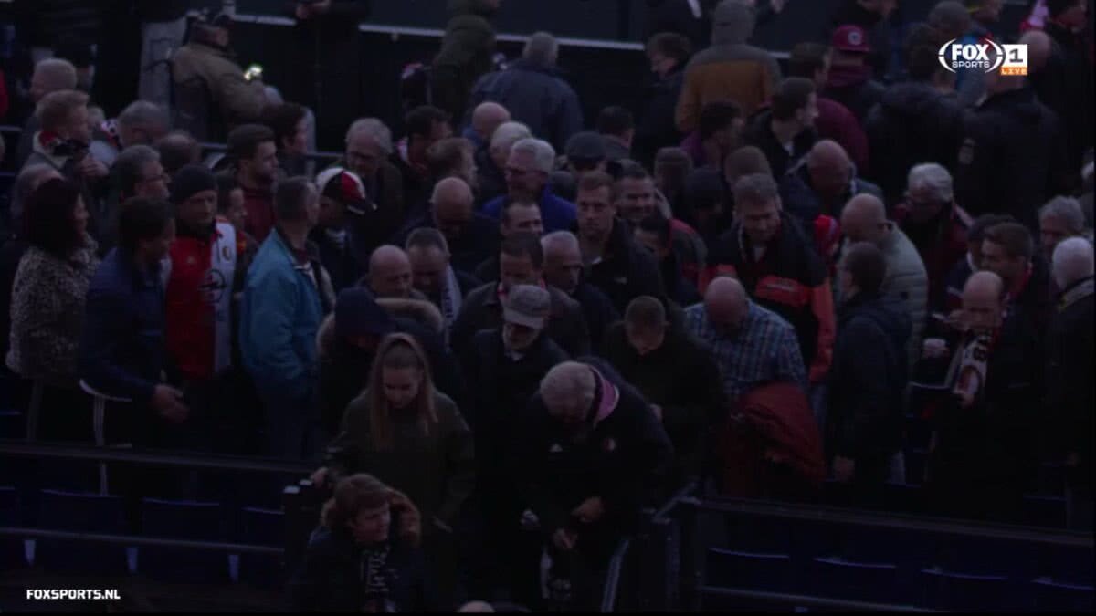 VIDEO+FOTO Se întâmplă și în Olanda :) » Nocturna a picat la Feyenoord și Venlo, iar meciul a fost abandonat! Ce spune regulamentul și ce s-ar fi întâmplat în Liga 1