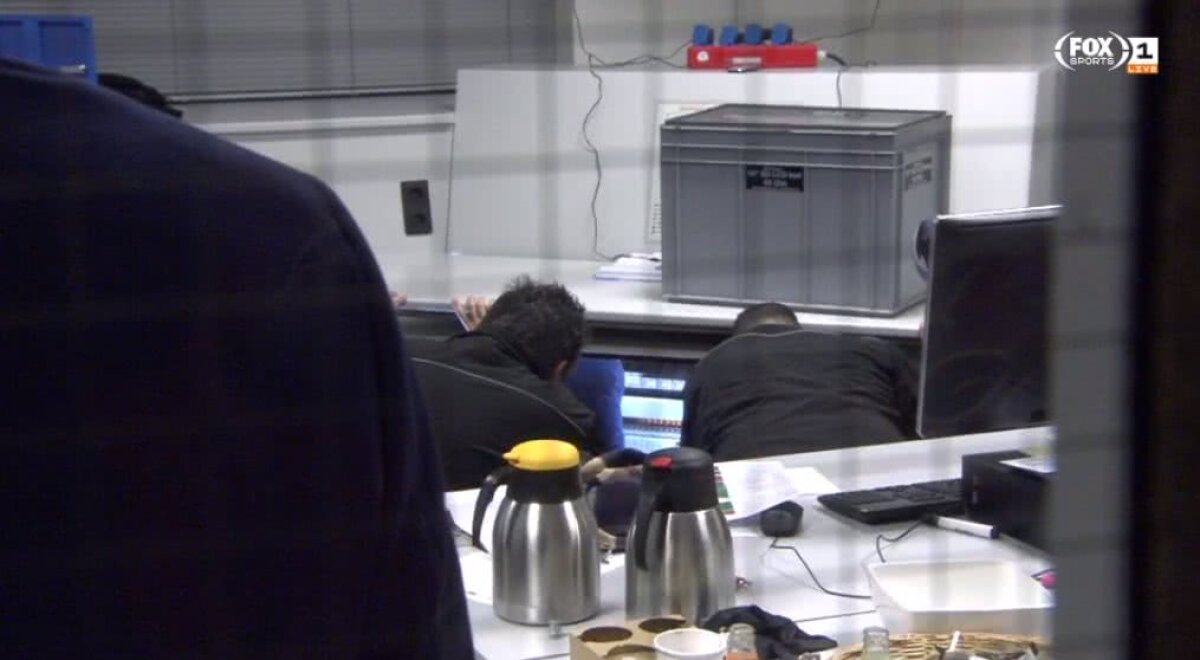 VIDEO+FOTO Se întâmplă și în Olanda :) » Nocturna a picat la Feyenoord și Venlo, iar meciul a fost abandonat! Ce spune regulamentul și ce s-ar fi întâmplat în Liga 1