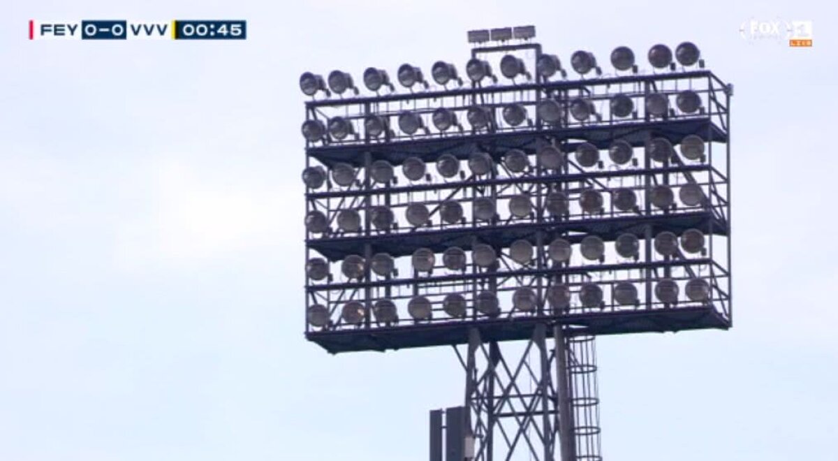 VIDEO+FOTO Se întâmplă și în Olanda :) » Nocturna a picat la Feyenoord și Venlo, iar meciul a fost abandonat! Ce spune regulamentul și ce s-ar fi întâmplat în Liga 1