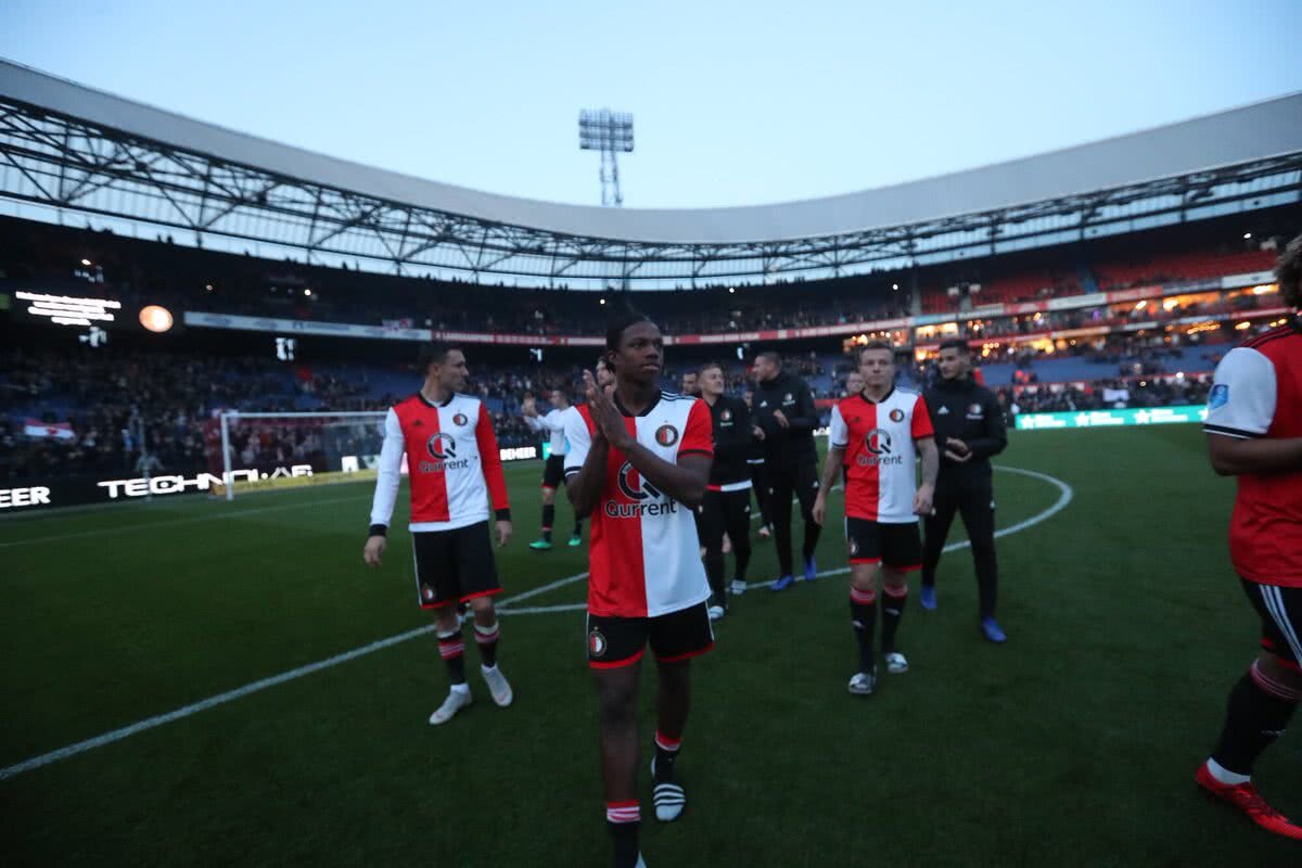 VIDEO+FOTO Se întâmplă și în Olanda :) » Nocturna a picat la Feyenoord și Venlo, iar meciul a fost abandonat! Ce spune regulamentul și ce s-ar fi întâmplat în Liga 1