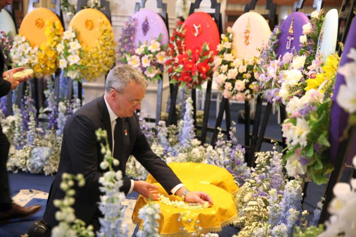 VIDEO + FOTO Imagini impresionante » Jucătorii lui Leicester, în genunchi la Bangkok, la funeraliile patronului Vichai Srivaddhanaprabha