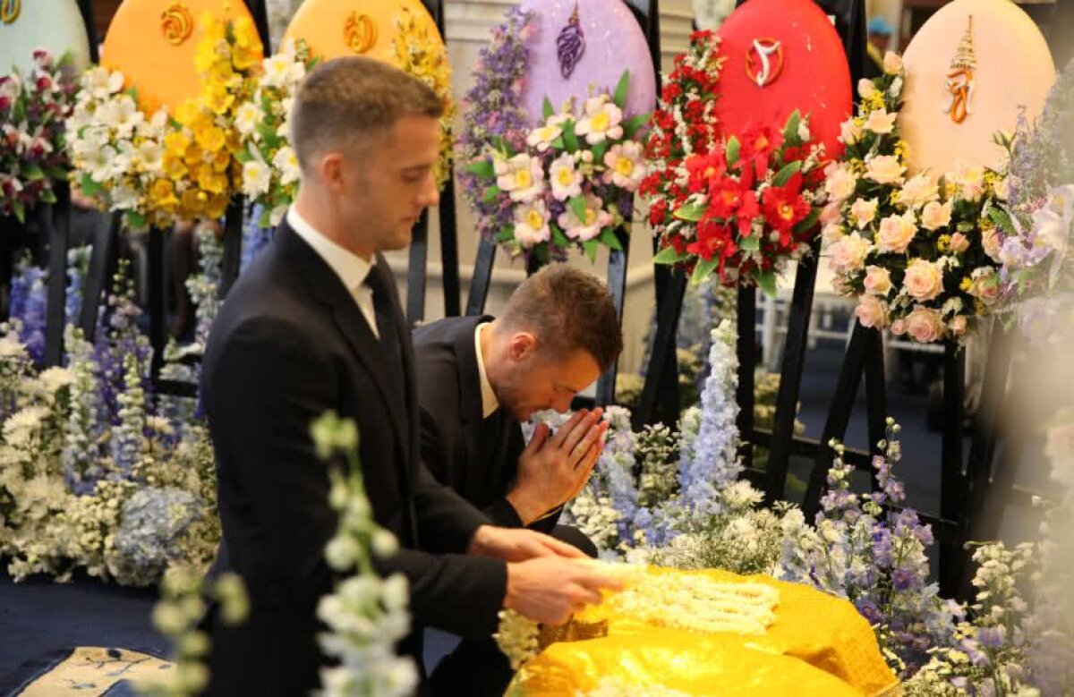 VIDEO + FOTO Imagini impresionante » Jucătorii lui Leicester, în genunchi la Bangkok, la funeraliile patronului Vichai Srivaddhanaprabha