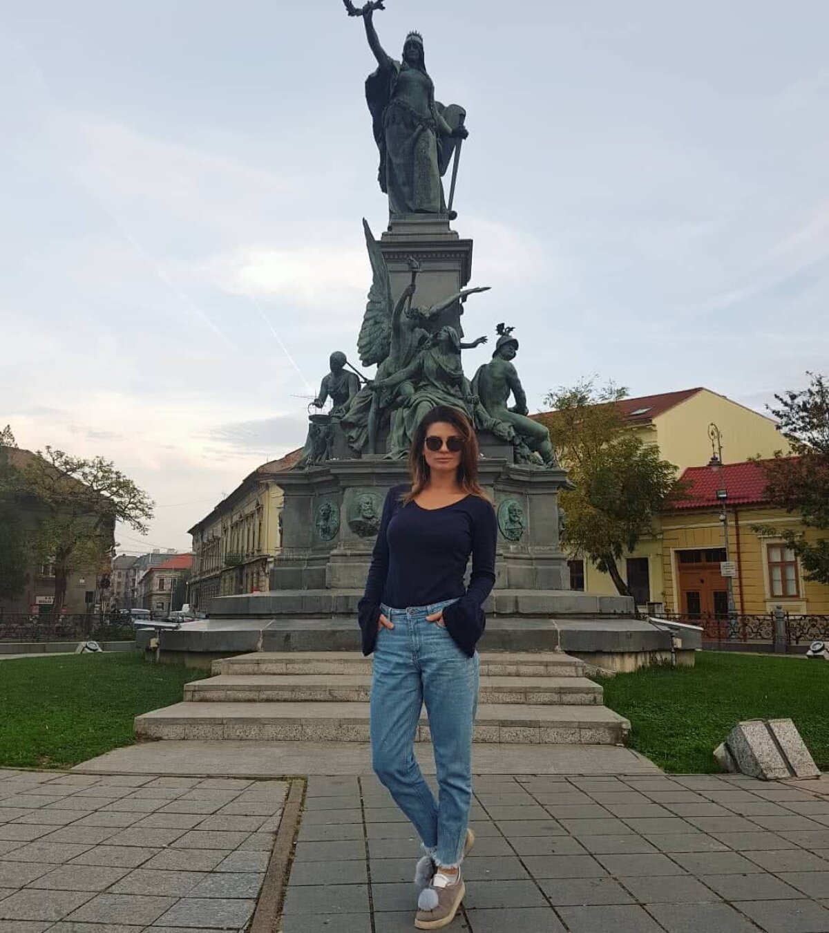 FOTO Sport la domiciliu » Superba Ellie White se antrenează doar acasă: ”Intram pe Youtube și mă inspiram”