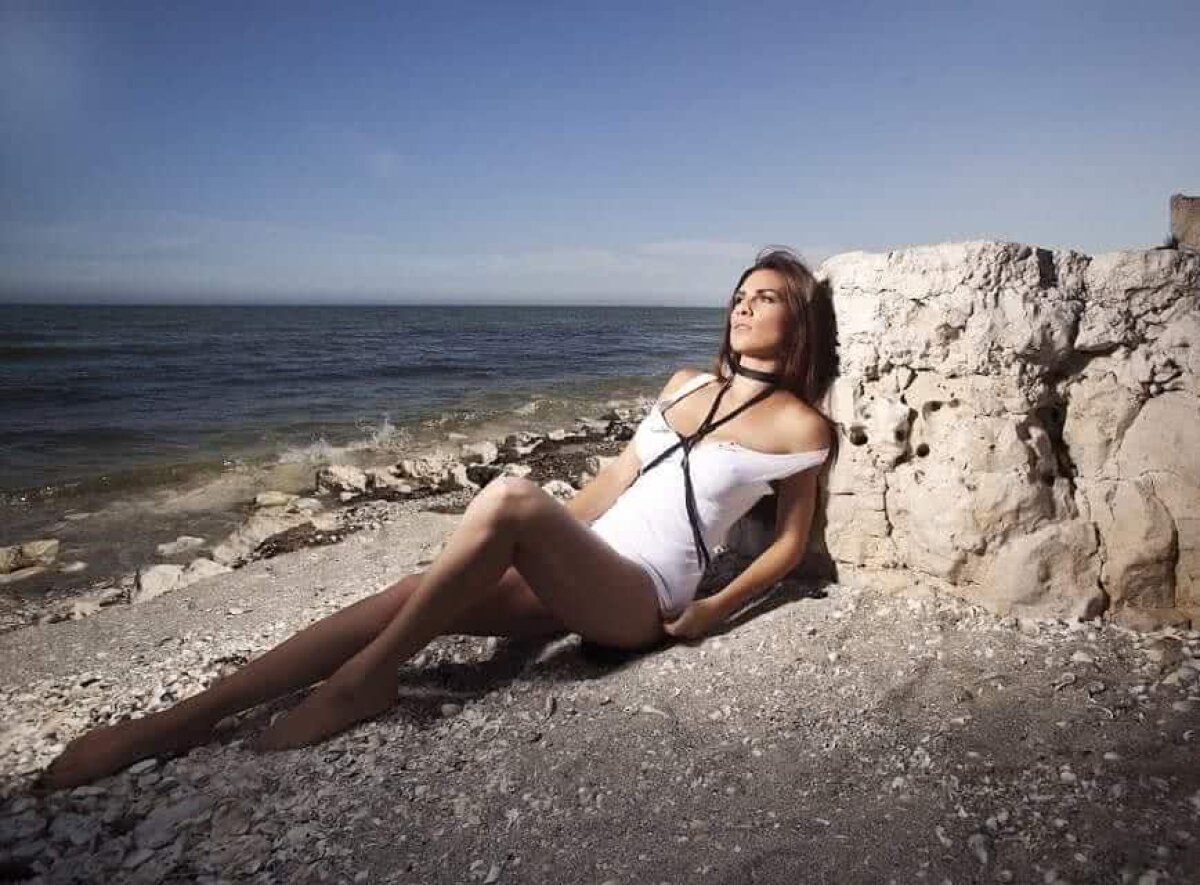 FOTO Sport la domiciliu » Superba Ellie White se antrenează doar acasă: ”Intram pe Youtube și mă inspiram”
