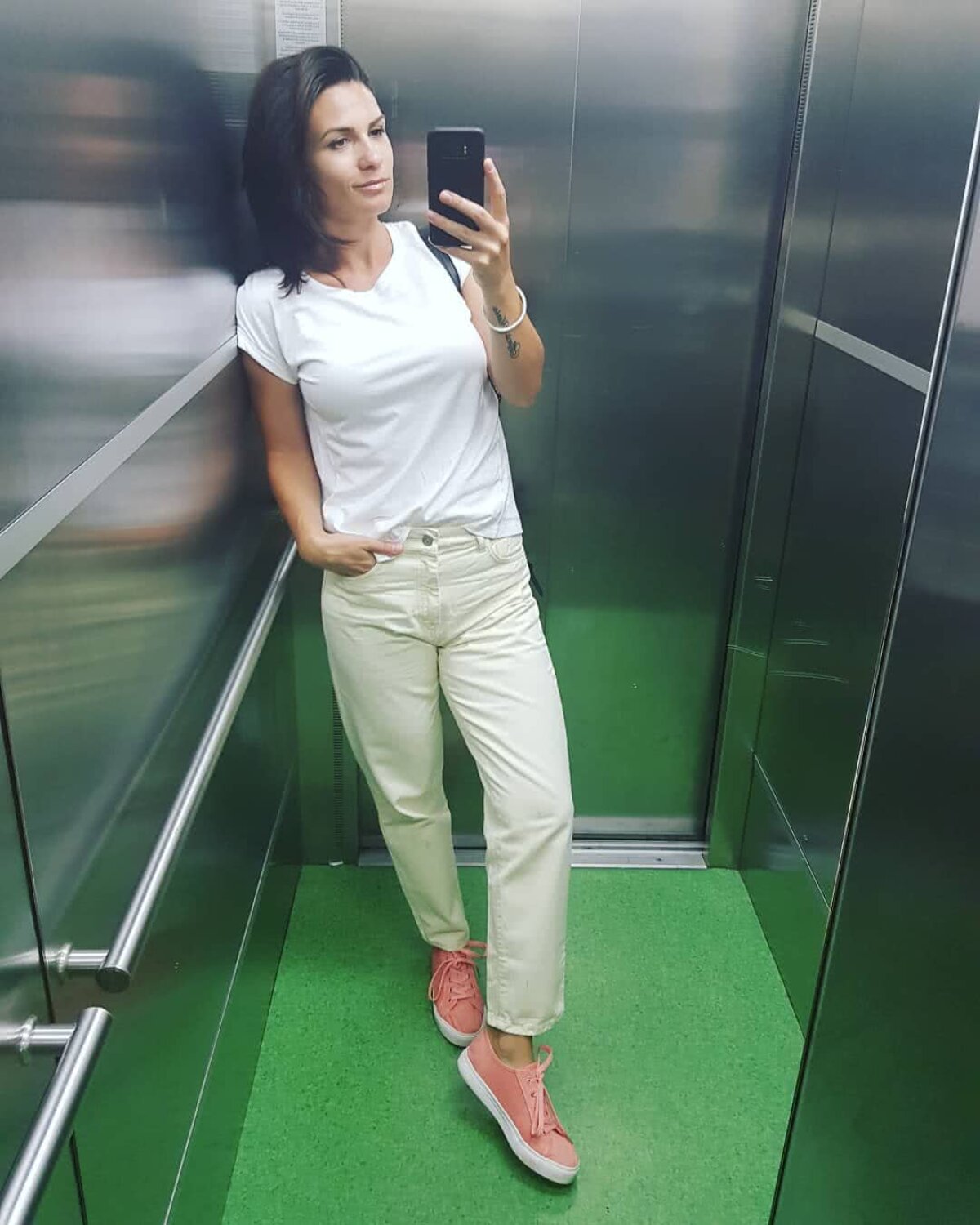 FOTO Sport la domiciliu » Superba Ellie White se antrenează doar acasă: ”Intram pe Youtube și mă inspiram”