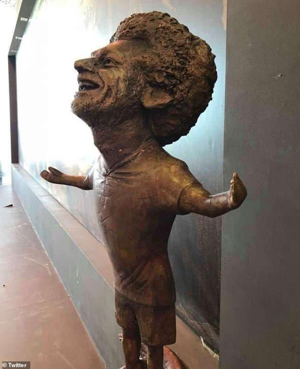 FOTO Vă mai aduceți aminte de statuia lui Ronaldo din Madeira? Salah are una la fel de amuzantă în Egipt :) 