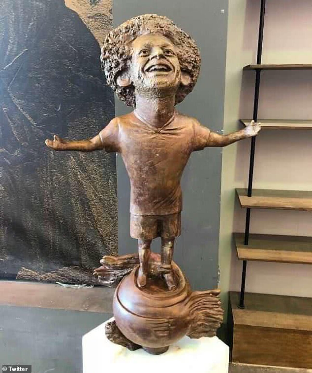 FOTO Vă mai aduceți aminte de statuia lui Ronaldo din Madeira? Salah are una la fel de amuzantă în Egipt :) 
