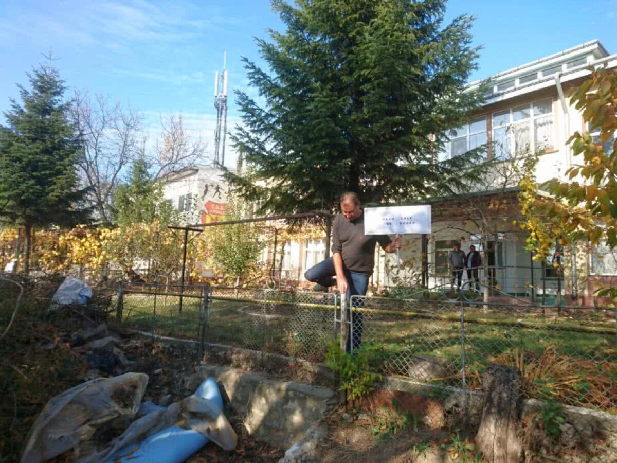 FOTO-ȘOC Caz incredibil în România: angajații clubului trebuie să sară gardul ca să intre în clădire! :D