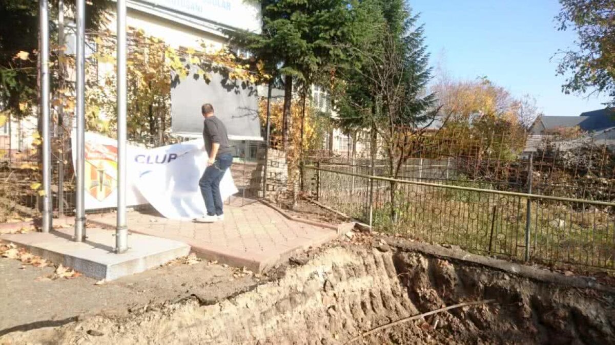 FOTO-ȘOC Caz incredibil în România: angajații clubului trebuie să sară gardul ca să intre în clădire! :D