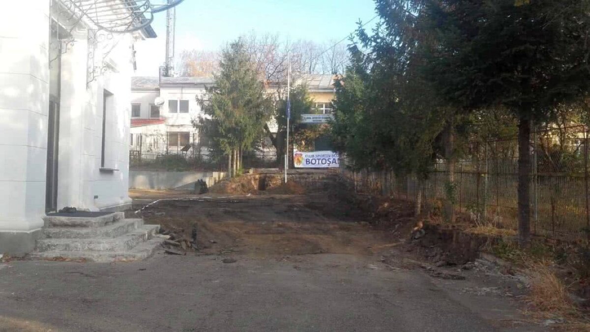 FOTO-ȘOC Caz incredibil în România: angajații clubului trebuie să sară gardul ca să intre în clădire! :D