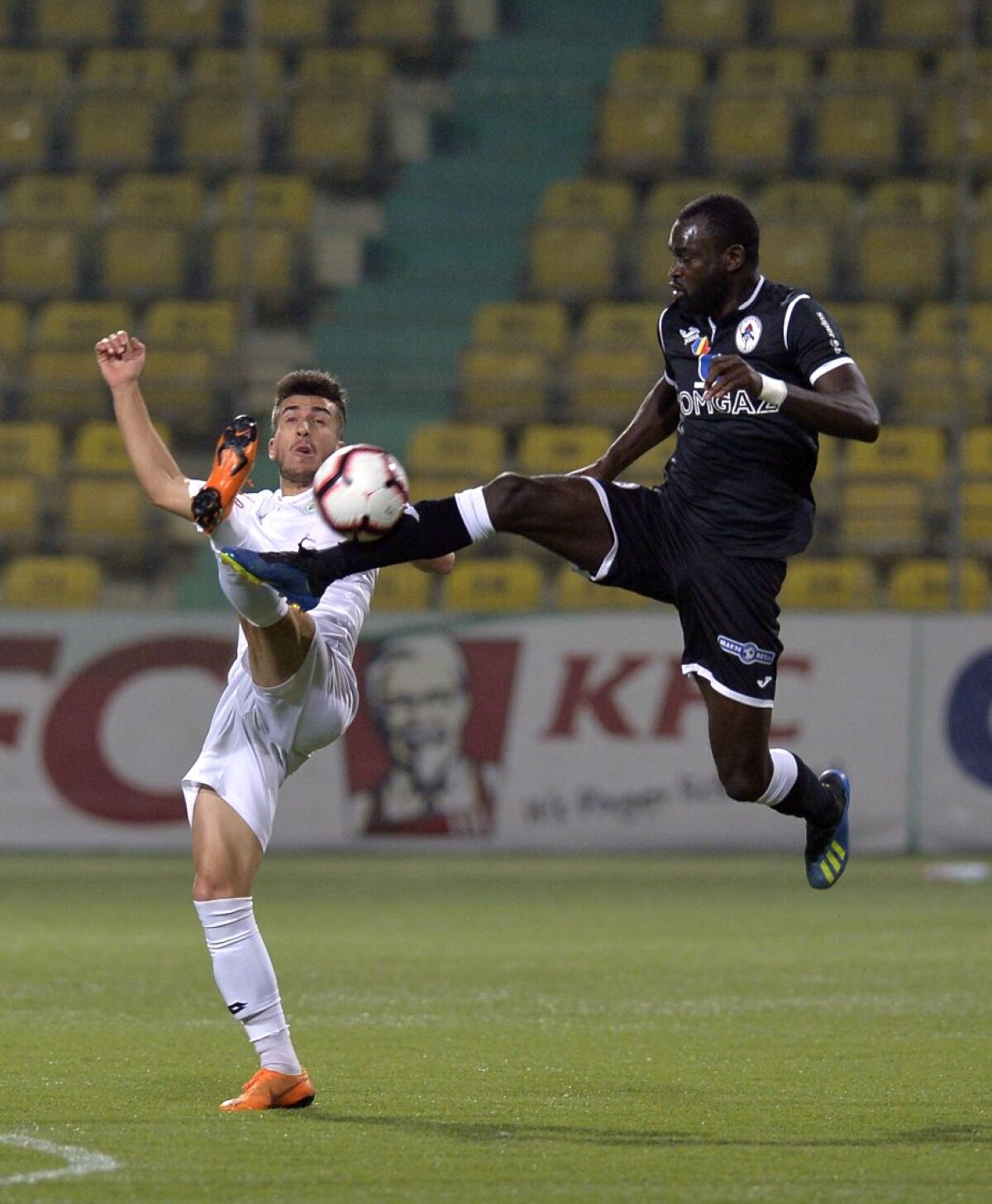 VIDEO+FOTO » Chiajna remizează cu Gaz Metan, echipă aflată pe loc de play-off, scor 0-0