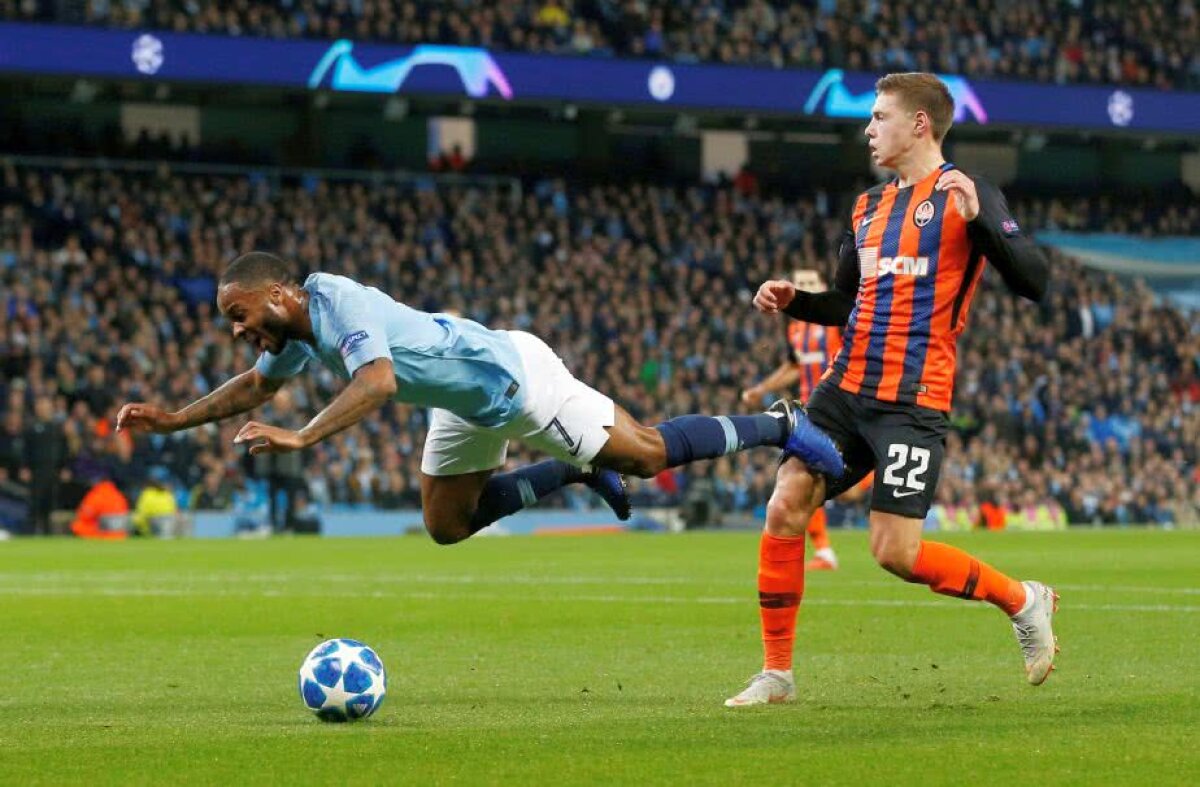 Gest frumos după penalty-ul halucinant » Sterling i-a cerut scuze arbitrului pentru faultul imaginar. Șahtior protestează: "Kassai e ridicol"