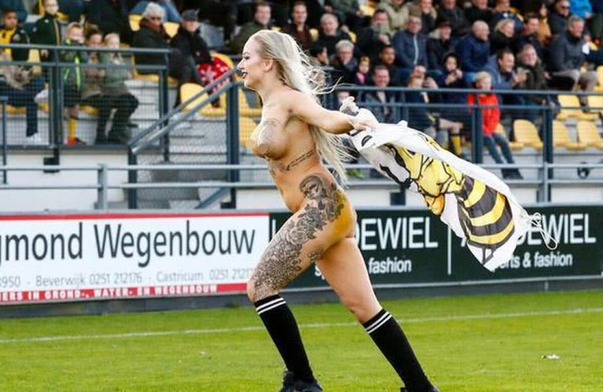 VIDEO&FOTO Au angajat o striperiță care să intre goală pe terenul de fotbal și să întrerupă meciul