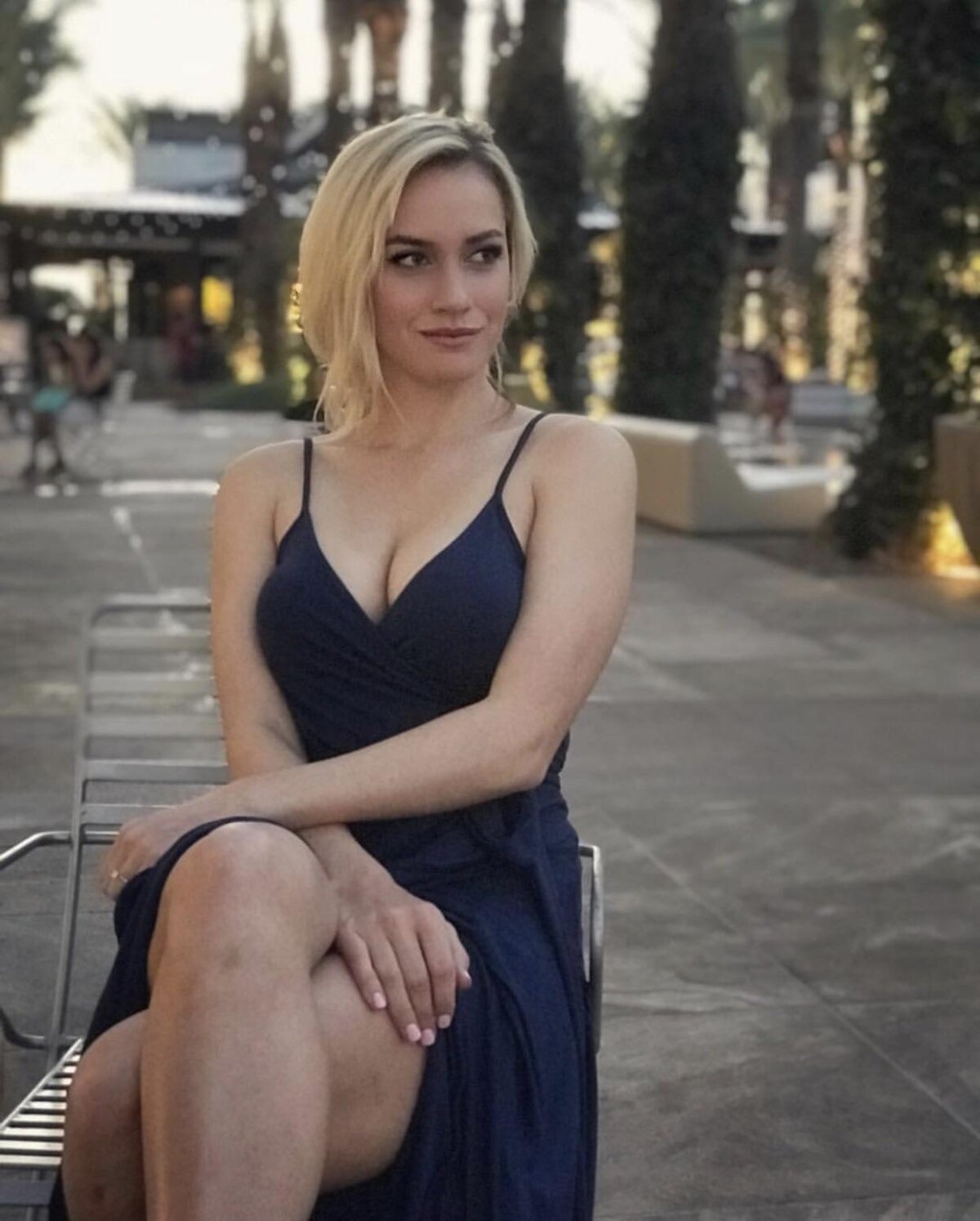 VIDEO&FOTO A jonglat periculos! O jucătoare de golf a încercat să facă un truc sexy, dar mingea a ajuns unde nu trebuia :)