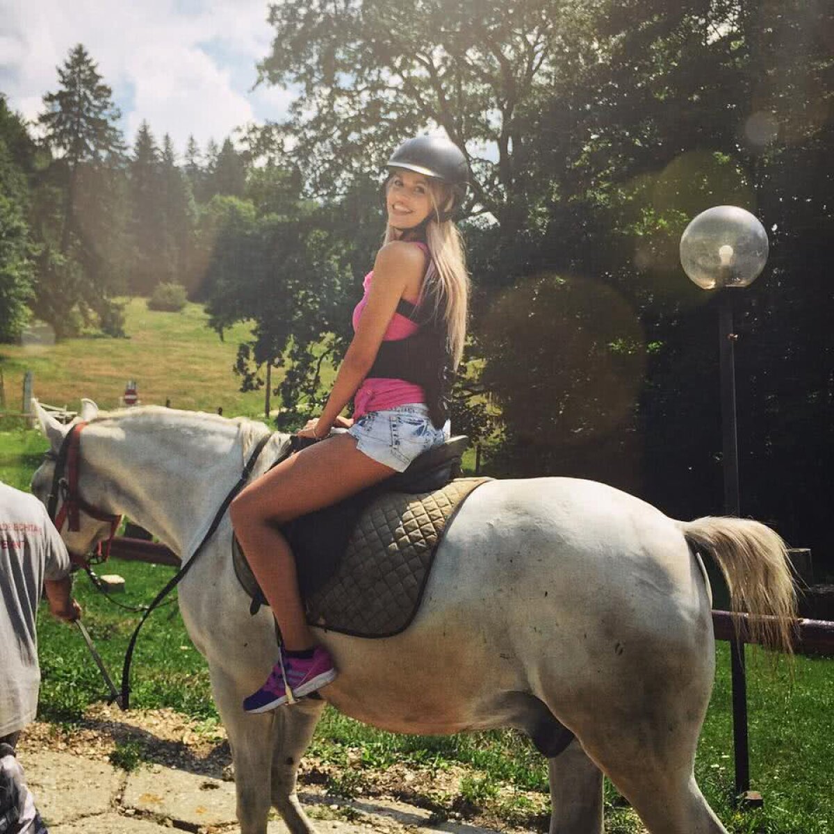 GALERIE FOTO Apariție WOW! Ea e Bianca, noua senzație a industriei muzicale românești! Merge la sală și e îndrăgostită de echitație