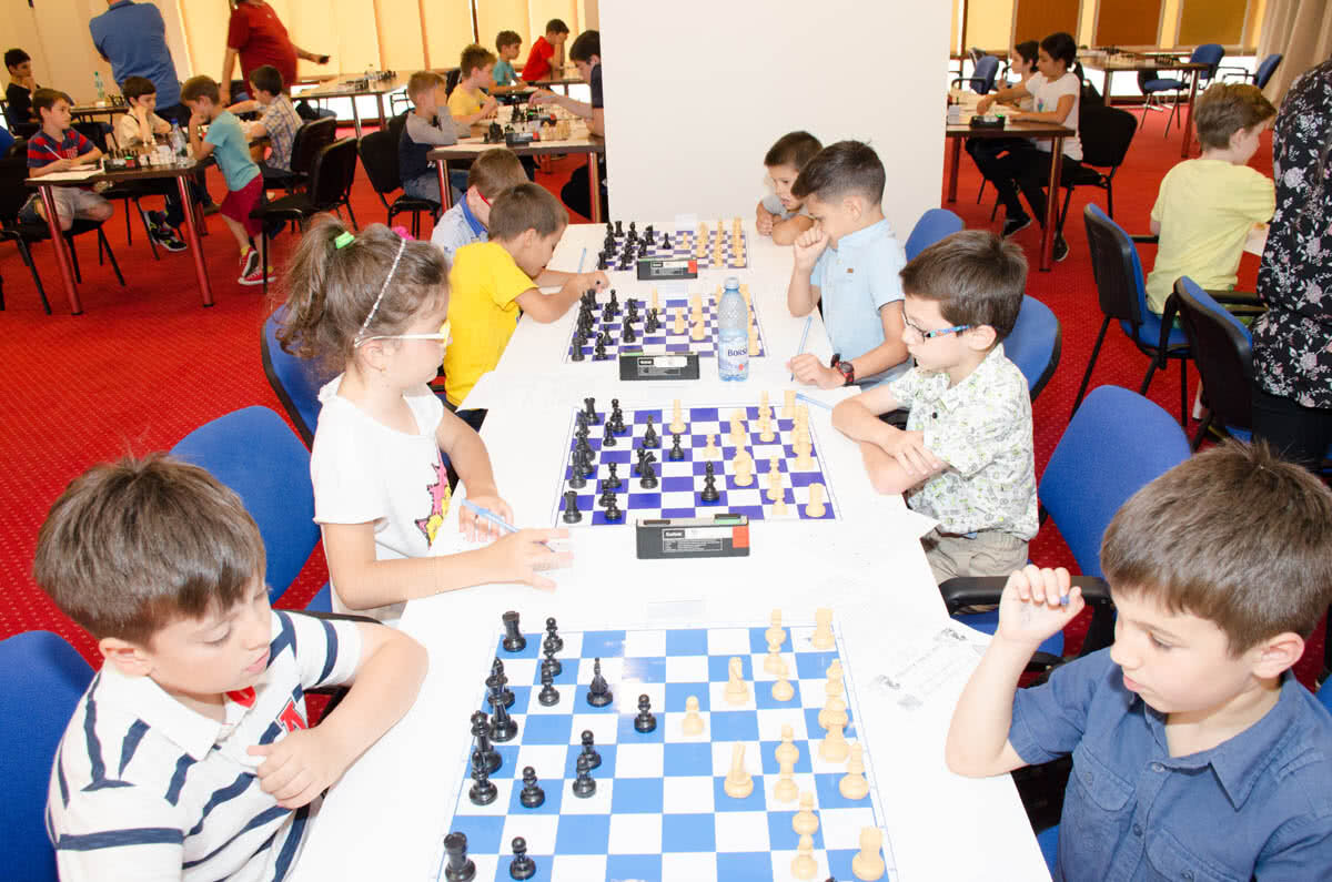 Toată lumea joacă șah în weekend! 