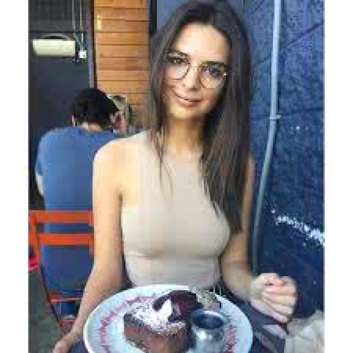 FOTO Imaginea de 2 milioane de like-uri » Emily Ratajkowski a fost în tribune și a dedicat cea mai sexy poză posibilă unui sportiv legendar